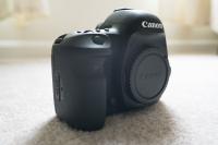 selling my Canon EOS 5D Mark IV 30.4MP Digital SLR Camera Body Only